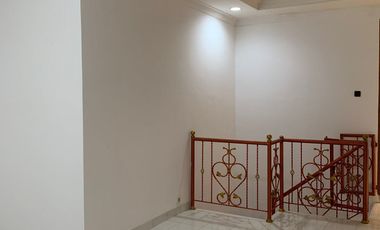 DIJUAL CEPAT Rumah 2,5 lantai di kompleks perumahan Sariwangi Bandung