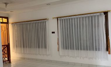 DIJUAL CEPAT Rumah 2,5 lantai di kompleks perumahan Sariwangi Bandung