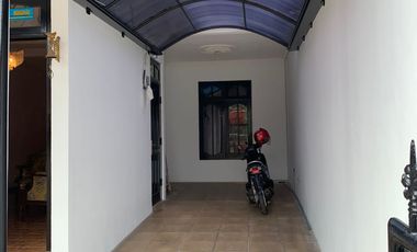 DIJUAL CEPAT Rumah 2,5 lantai di kompleks perumahan Sariwangi Bandung