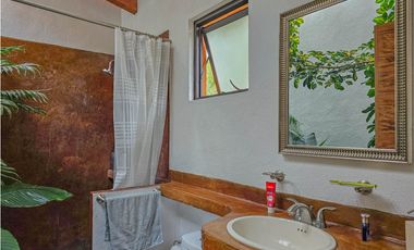 CASA AMUEBLADA EN RENTA CON JARDIN Y JACUZZI EN VALLE DE BRAVO