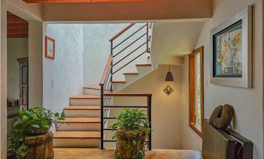 CASA AMUEBLADA EN RENTA CON JARDIN Y JACUZZI EN VALLE DE BRAVO