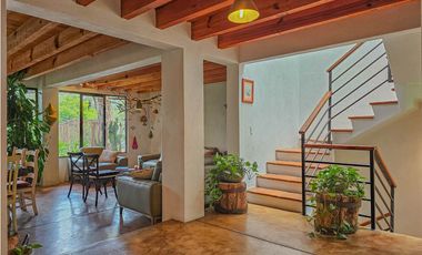 CASA AMUEBLADA EN RENTA CON JARDIN Y JACUZZI EN VALLE DE BRAVO