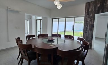 Casa en venta una planta en  esquina Mérida Yucatán, Residencial del Mayab