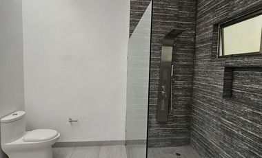Casa en venta una planta en  esquina Mérida Yucatán, Residencial del Mayab
