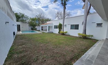Casa en venta una planta en  esquina Mérida Yucatán, Residencial del Mayab