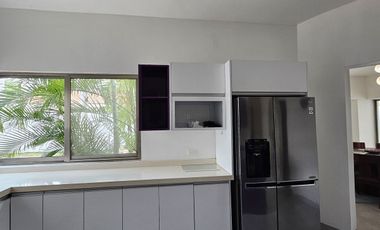 Casa en venta una planta en  esquina Mérida Yucatán, Residencial del Mayab