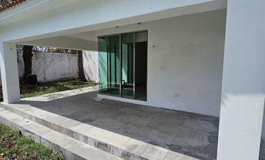 Casa en venta una planta en  esquina Mérida Yucatán, Residencial del Mayab