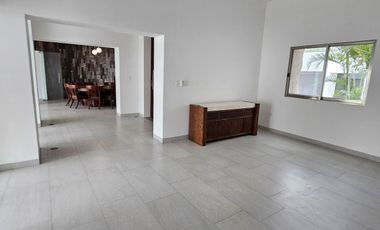 Casa en venta una planta en  esquina Mérida Yucatán, Residencial del Mayab