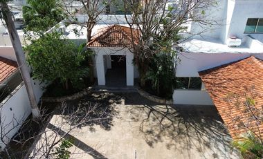Casa en venta una planta en  esquina Mérida Yucatán, Residencial del Mayab