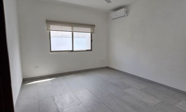 Casa en venta una planta en  esquina Mérida Yucatán, Residencial del Mayab