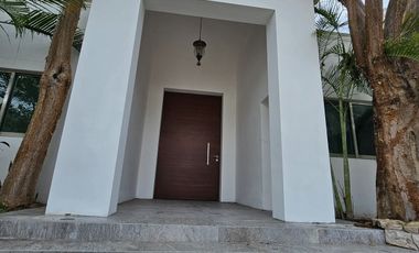 Casa en venta una planta en  esquina Mérida Yucatán, Residencial del Mayab