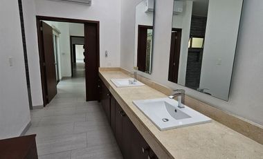 Casa en venta una planta en  esquina Mérida Yucatán, Residencial del Mayab