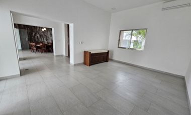 Casa en venta una planta en  esquina Mérida Yucatán, Residencial del Mayab