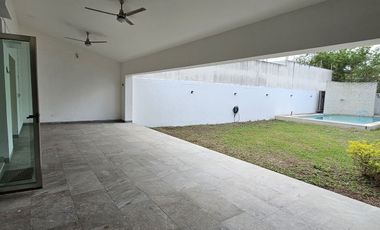 Casa en venta una planta en  esquina Mérida Yucatán, Residencial del Mayab