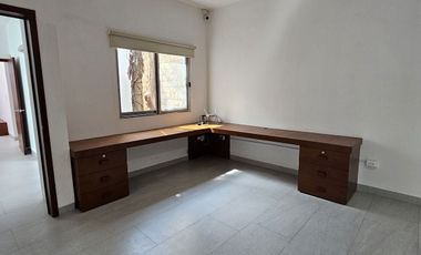 Casa en venta una planta en  esquina Mérida Yucatán, Residencial del Mayab