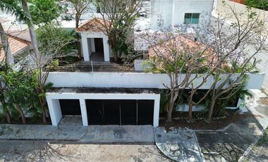 Casa en venta una planta en  esquina Mérida Yucatán, Residencial del Mayab
