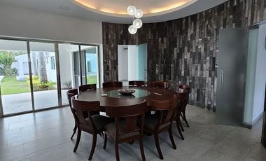 Casa en venta una planta en  esquina Mérida Yucatán, Residencial del Mayab