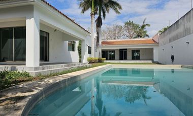 Casa en venta una planta en  esquina Mérida Yucatán, Residencial del Mayab
