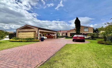 Casa esquinera independiente de un nivel en Cajicá