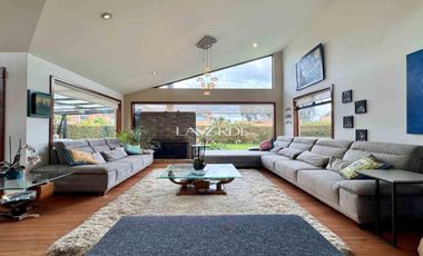 Casa esquinera independiente de un nivel en Cajicá