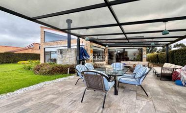 Casa esquinera independiente de un nivel en Cajicá