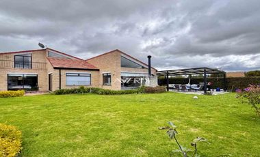 Casa esquinera independiente de un nivel en Cajicá