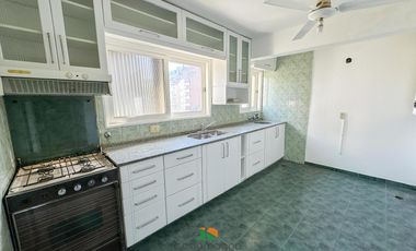 Departamento en venta en General Paz frente a la plaza.