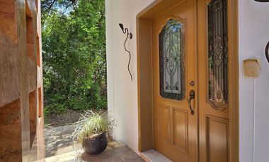 PRECIOSA RESIDENCIA EN EXCLUSIVA PRIVADA LA CEIBA FRENTE A CAMPO DE GOLF.