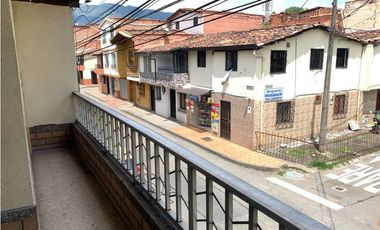 VENDO AMPLIA CASA + APARTAESTUDIO EN GUAYABA