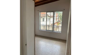 VENDO AMPLIA CASA + APARTAESTUDIO EN GUAYABA