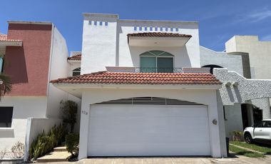 CASA EN VENTA EN BLVD PRINCIPAL EN PLAYAS DEL CONCHAL