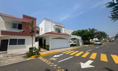 CASA EN VENTA EN BLVD PRINCIPAL EN PLAYAS DEL CONCHAL