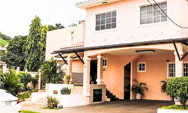 VENDO CASA DE ESQUINA CON PISCINA EN ALTOS DE PANAMA (6)