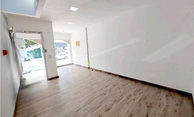 ALQUILER LOCAL EN PB A ORILLA DE CALLE EN OBARRIO CON VITRINA