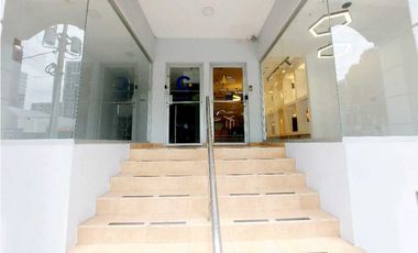 ALQUILER LOCAL EN PB A ORILLA DE CALLE EN OBARRIO CON VITRINA