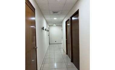 OFICINA / OBARRIO / TORRE GENERALLI / 360m2 / AMOBLADO / 9 PARKING