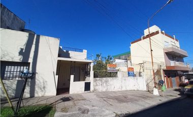 CASA CON LOCAL Y 2 DEPTOS.   AV. CRISTIANIA Y ASIA