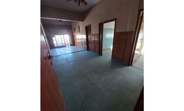 CASA CON LOCAL Y 2 DEPTOS.   AV. CRISTIANIA Y ASIA