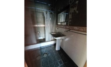 CASA CON LOCAL Y 2 DEPTOS.   AV. CRISTIANIA Y ASIA