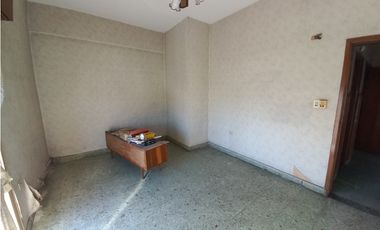 CASA CON LOCAL Y 2 DEPTOS.   AV. CRISTIANIA Y ASIA