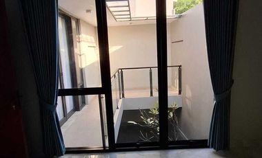 Rumah Mewah Modern Kontemporer 2 Lantai Belakang Ambarukmo Plaza Dekat UGM