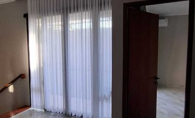 Rumah Mewah Modern Kontemporer 2 Lantai Belakang Ambarukmo Plaza Dekat UGM