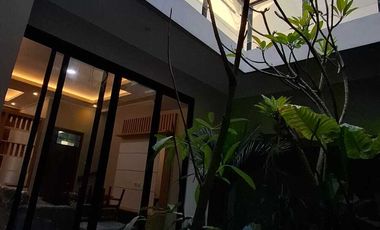 Rumah Mewah Modern Kontemporer 2 Lantai Belakang Ambarukmo Plaza Dekat UGM