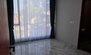 Rumah Mewah Modern Kontemporer 2 Lantai Belakang Ambarukmo Plaza Dekat UGM