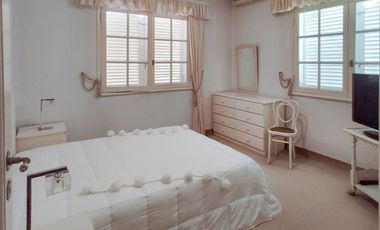 EXCELENTE CHALET, LOTE 20X25, BARRIO PARQUE BERNAL
