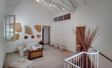 EXCELENTE CHALET, LOTE 20X25, BARRIO PARQUE BERNAL