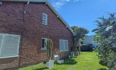EXCELENTE CHALET, LOTE 20X25, BARRIO PARQUE BERNAL