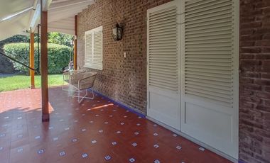 EXCELENTE CHALET, LOTE 20X25, BARRIO PARQUE BERNAL