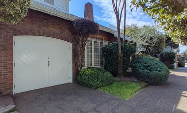 EXCELENTE CHALET, LOTE 20X25, BARRIO PARQUE BERNAL