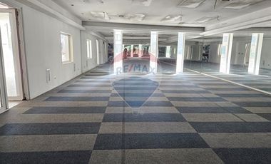 Amplio Local Comercial en Av. Las Condes